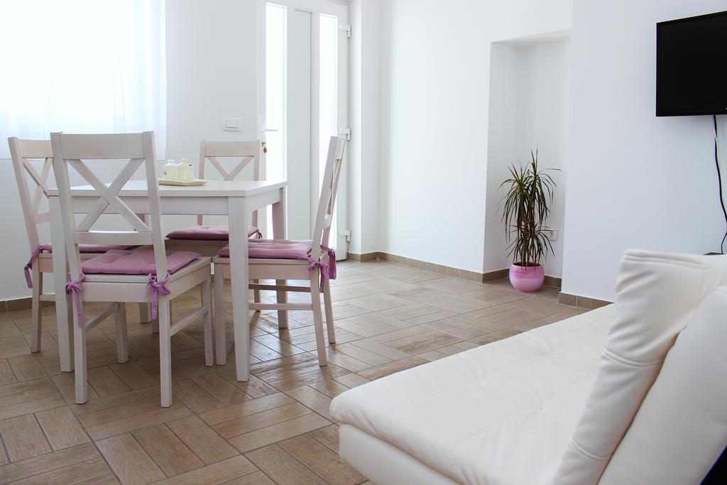 Apartments Palma شيبينيك الغرفة الصورة